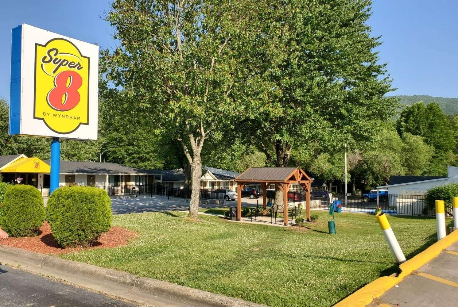 Super 8 By Wyndham Asheville/Biltmore Extérieur photo