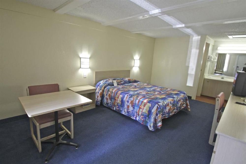 Super 8 By Wyndham Asheville/Biltmore Chambre photo